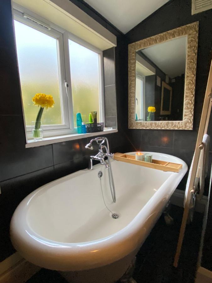 Medway Getaway - 3 Bed Home With Luxury Bathroom Chatham  Esterno foto